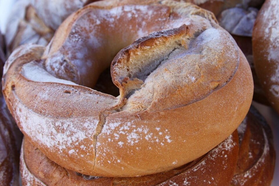 La Vend&eacute;e a conserv&eacute; l'h&eacute;ritage des Guerres de religion en conservant la couronne dans ses boulangeries d'aujourd'hui.