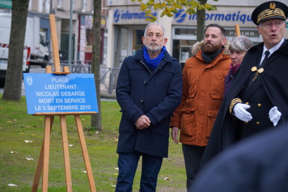 La famille de Nicolas Debarge &eacute;tait pr&eacute;sente &agrave; la c&eacute;r&eacute;monie d'hommage et a pu d&eacute;couvrir la plaque comm&eacute;morative d&eacute;di&eacute;e &agrave; leur proche.