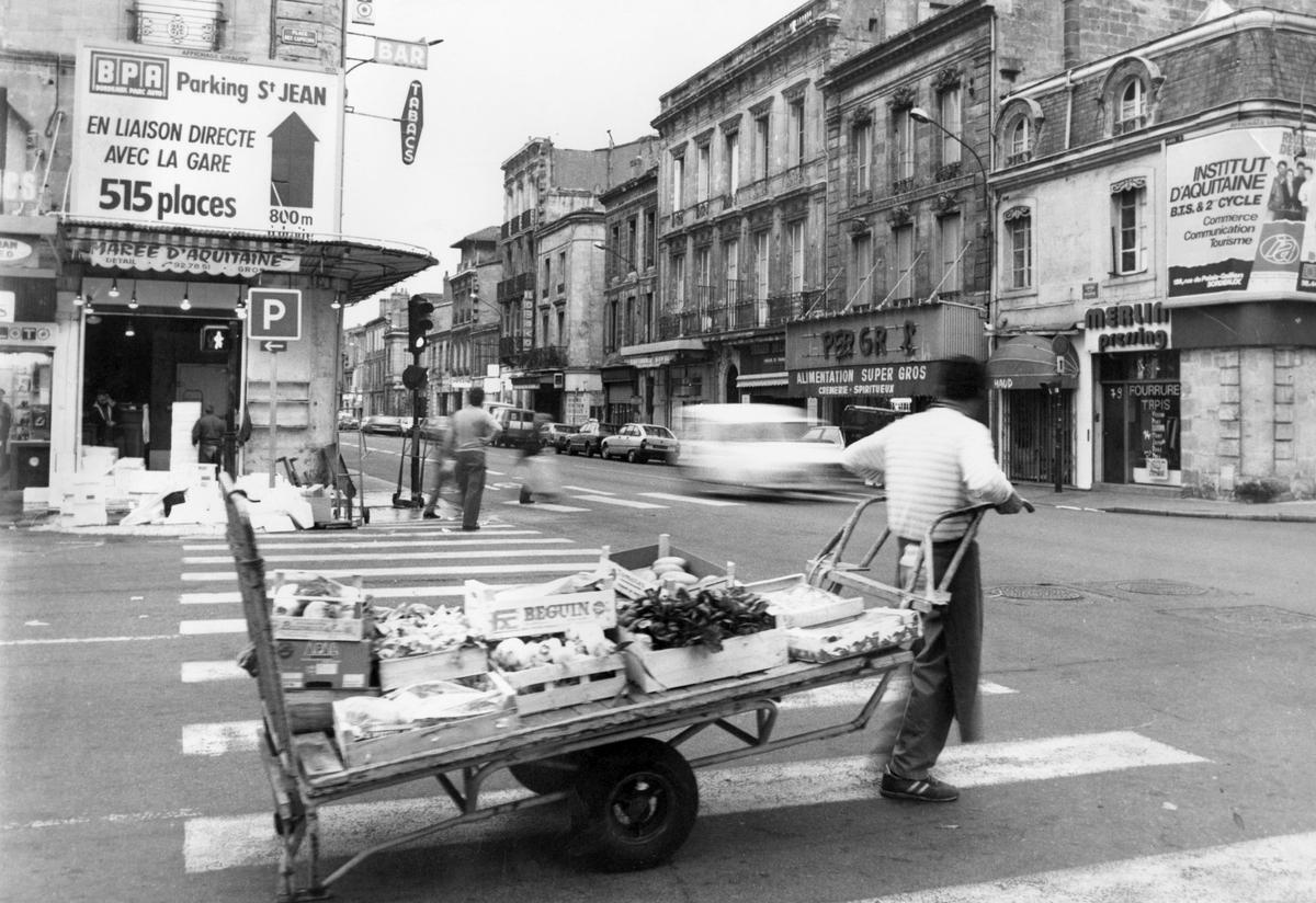 Le cours de la Marne, dans les ann&eacute;es 1980, livr&eacute; aux voitures.