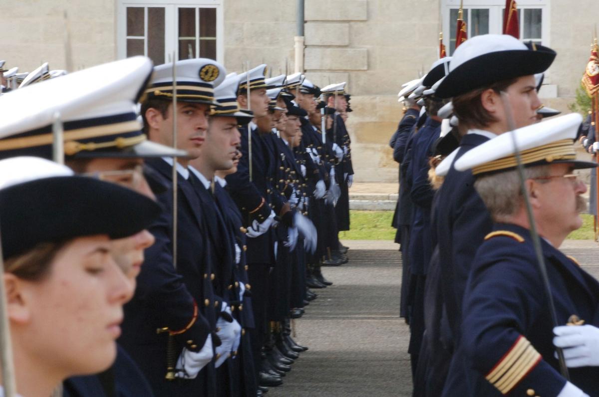Pr&eacute;sentation au drapeau des &eacute;l&egrave;ves de 1re ann&eacute;e de l&rsquo;&Eacute;cole de Sant&eacute; navale &agrave; Bordeaux, avant sa fermeture, le 1er&nbsp;juillet 2011.