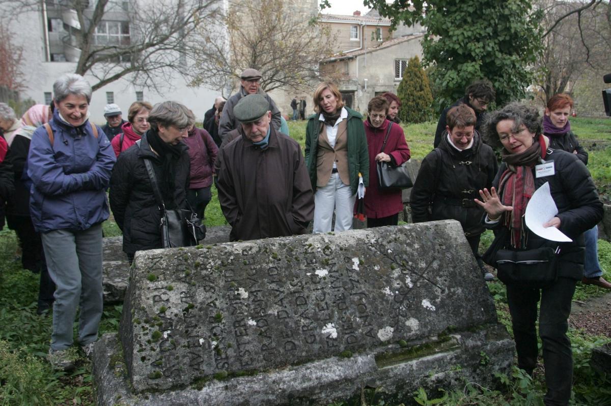 Visite du cimeti&egrave;re juif du cours de la Marne.