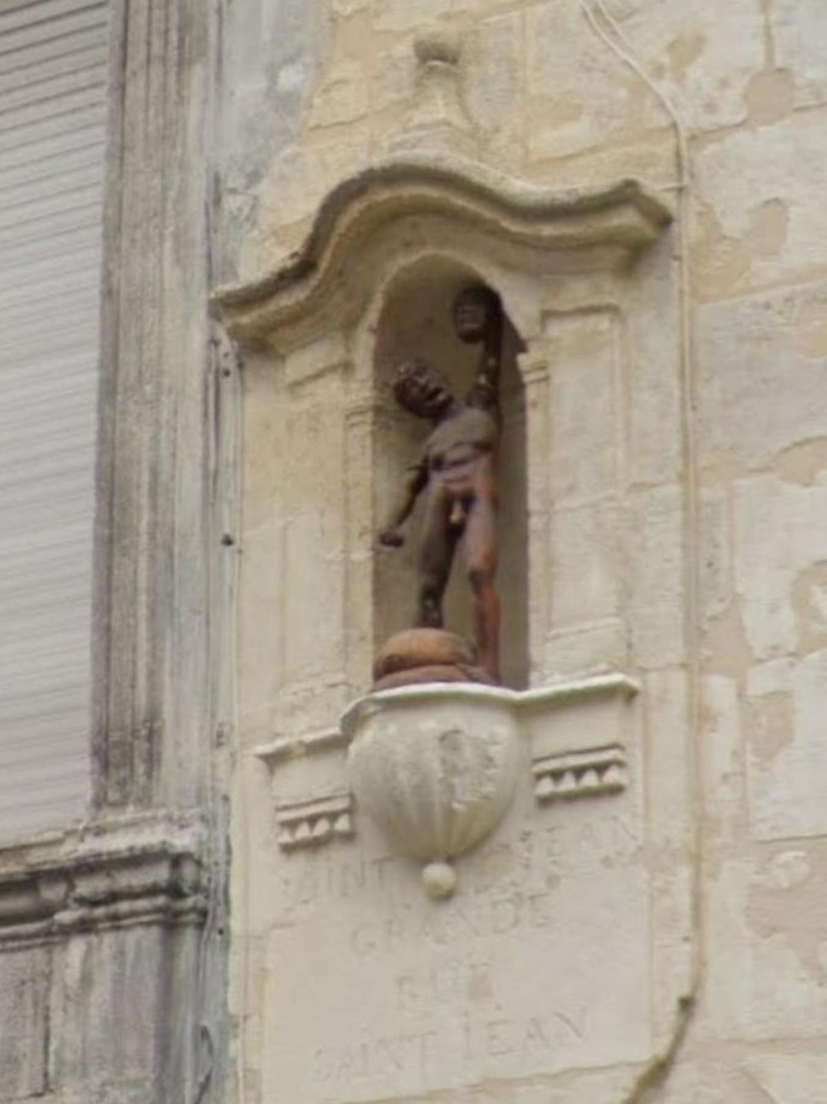 On lit encore le nom de &laquo;&nbsp;Grande rue Saint-Jean&nbsp;&raquo; , grav&eacute; dans la pierre, au-dessous d&rsquo;une statue, au 62 du cours de la Marne, pr&egrave;s de la grande boulangerie-p&acirc;tisserie le Fournil. Selon Fr&eacute;d&eacute;ric Laux, directeur des Archives de Bordeaux M&eacute;tropole, cette statue qui repr&eacute;sente Pers&eacute;e, nu, dans la tradition hell&eacute;nistique, brandissant la t&ecirc;te de M&eacute;duse au regard p&eacute;trifiant, a tr&egrave;s certainement &eacute;t&eacute; substitu&eacute;e &agrave; une statue de Saint-Jean.