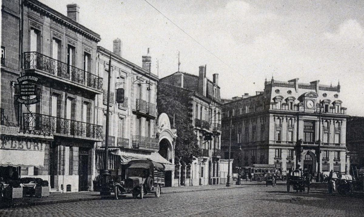 L&rsquo;arriv&eacute;e du cours Saint-Jean devant la nouvelle gare Saint-Jean, en 1900.