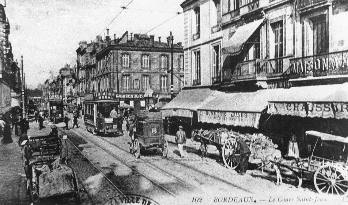 Le cours Saint-Jean &agrave; l&rsquo;angle de la rue d&rsquo;Espagne (&agrave; gauche), qui sera rebaptis&eacute;e cours de l&rsquo;Yser en 1919. En face, la place de la Victoire, sur la droite, non visible sur la photo, le march&eacute; des Capucins, avec la pharmacie qui existe d&eacute;j&agrave;.