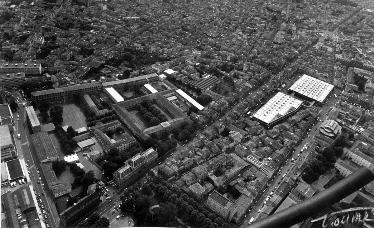Sur cette photo a&eacute;rienne datant de 1987, on voit sur la gauche du cours de Marne, la grande emprise de l&rsquo;ancienne &eacute;cole de Sant&eacute; navale suivie du lyc&eacute;e Gustave Eiffel, l&eacute;g&egrave;rement en retrait. Plus haut, &agrave; droite, les toits blancs du march&eacute; des Capucins.