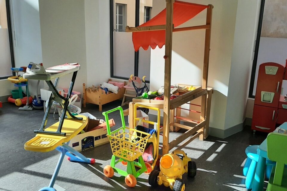 Un espace jeux d'imitation pour les plus jeunes est install&eacute;.