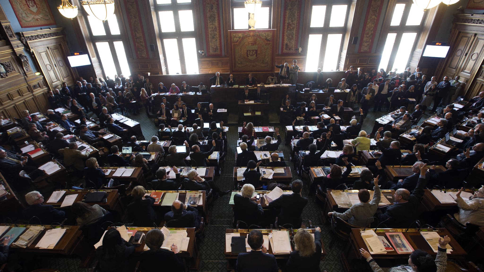 , Censure du gouvernement: la mairie de Paris et la r&eacute;gion &Icirc;le-de-France maintiennent le vote de leur budget