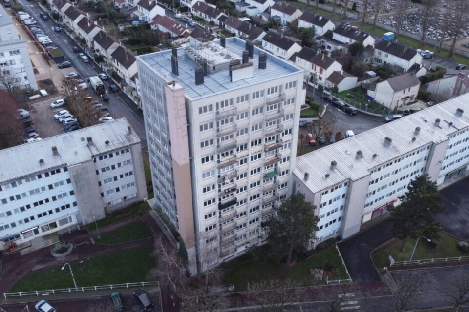 L'immeuble de onze &eacute;tages a &eacute;t&eacute; vid&eacute; de ses occupants. Il sera d&eacute;moli pour laisser place &agrave; un jardin public.