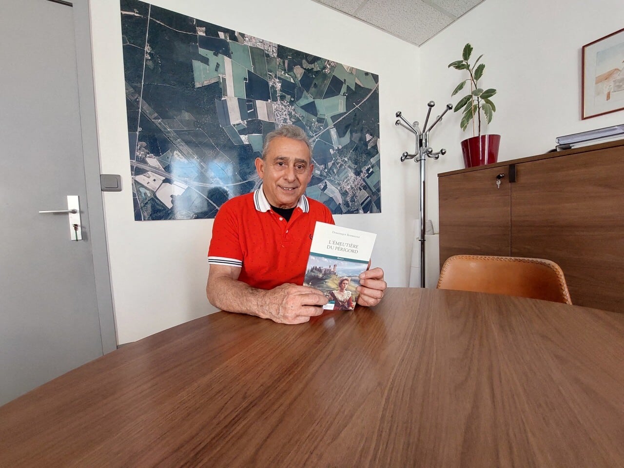 , Maire d&rsquo;un petit village de Seine-et-Marne depuis 1989, il signe son troisi&egrave;me roman