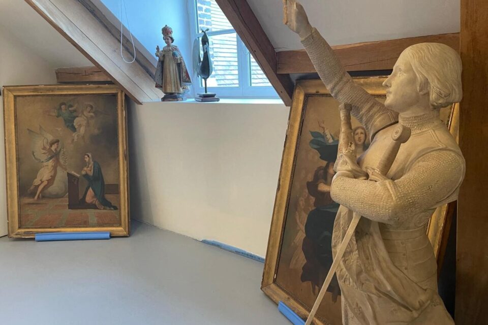 La Ville de Fontainebleau a h&eacute;rit&eacute; d'une importante collection d'objets et oeuvres, qui &eacute;taient abrit&eacute;s dans la chapelle de l'h&ocirc;pital