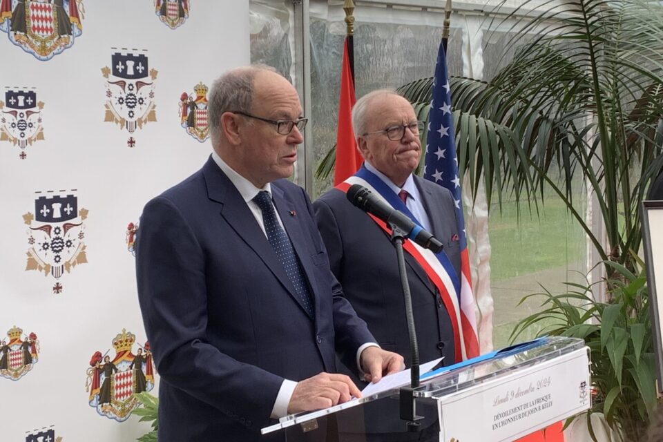 Le maire, Georges Mothron et le prince Albert II de Monaco, lors des discours aux Jardins de l'Abbaye.