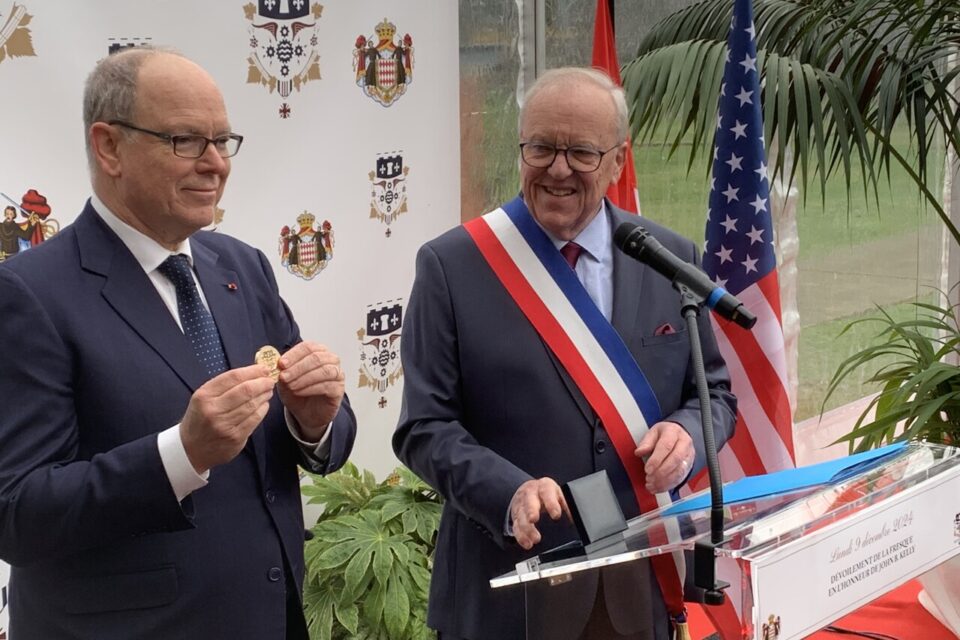 La médaille de la Ville d'Argenteuil offert à Albert II.