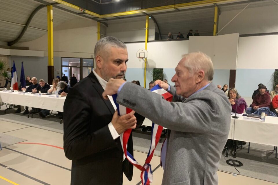 La remise de l'&eacute;charpe au nouveau maire.