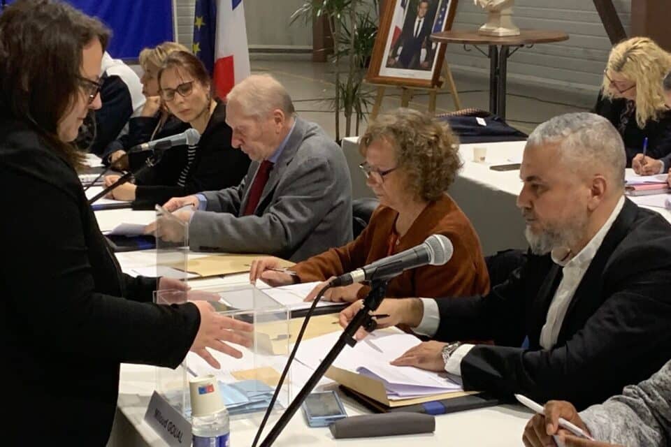 Le vote pour &eacute;lire le nouveau maire. Miloud Goual a &eacute;t&eacute; &eacute;lu avec 30 voix.