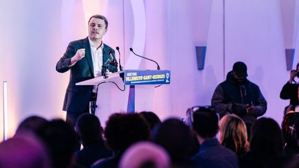 Louis Boyard d&eacute;livre un discours lors du meeting pour l'&eacute;lection municipale de Villeneuve-Saint-Georges, le 23 janvier 2025. (BASTIEN ANDRE / HANS LUCAS / AFP)