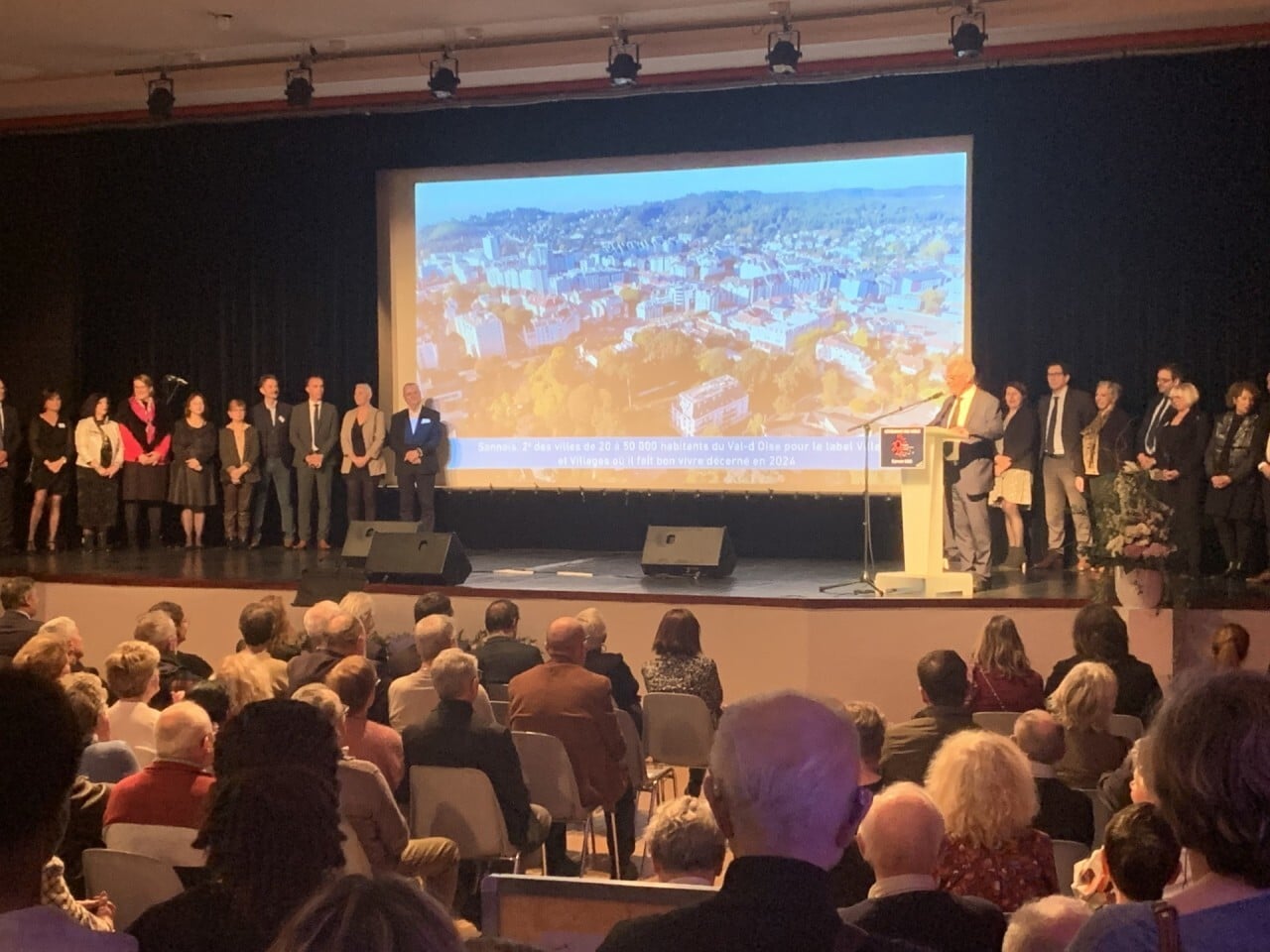 , Val-d&rsquo;Oise. Le maire fait salle comble pour ses v&oelig;ux