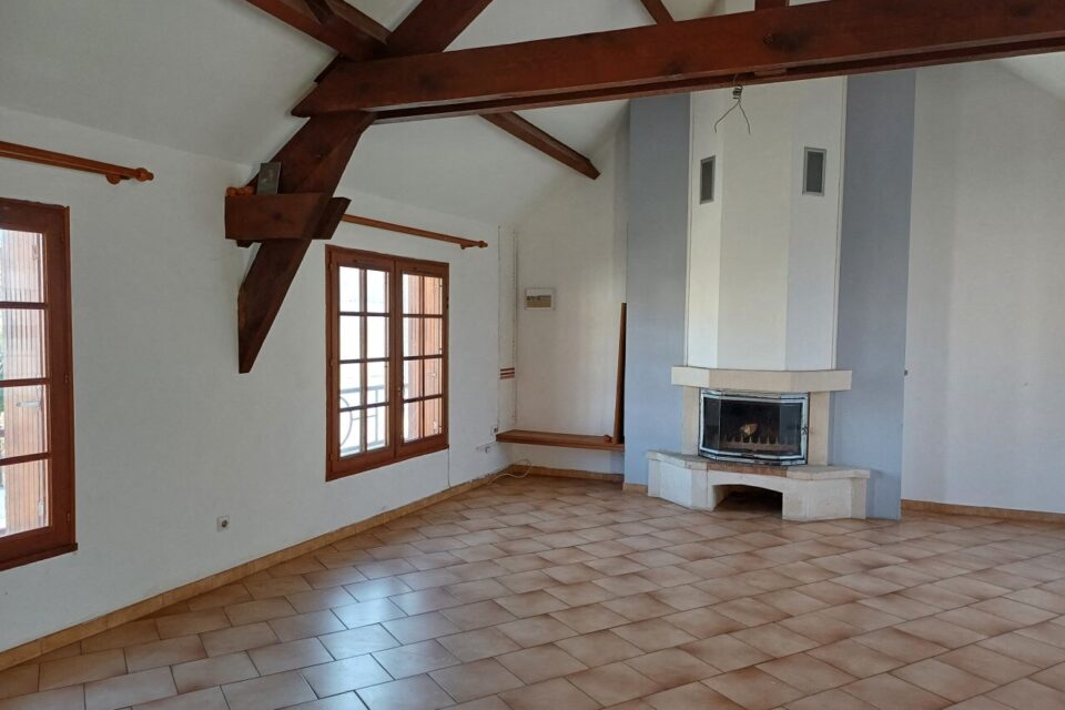 Le prix de vente comprend &eacute;galement l'appartement de plus de 100m&sup2; situ&eacute; juste au dessus du commerce.