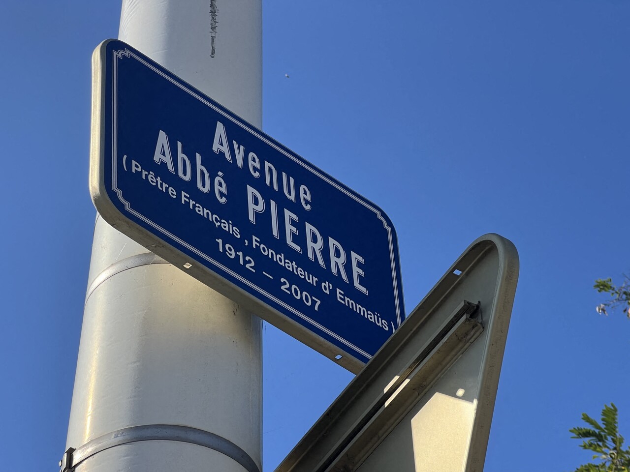 , Berceau d&rsquo;Emma&uuml;s, la Seine-Saint-Denis efface peu &agrave; peu de son espace public les marques de l&rsquo;Abb&eacute; Pierre