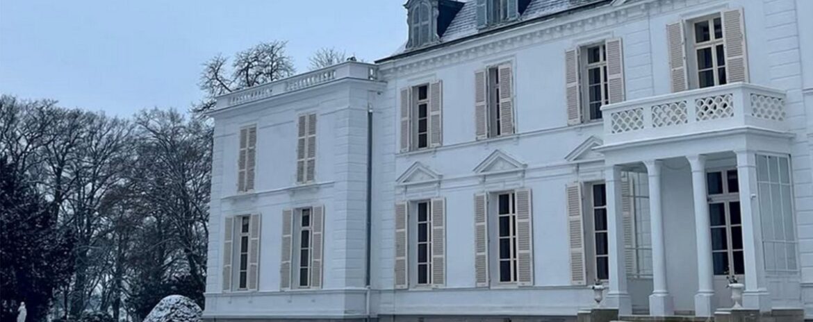 , Cach&eacute; dans les Yvelines, ce ch&acirc;teau truff&eacute; d&rsquo;histoire est devenu un lieu de r&eacute;ception unique