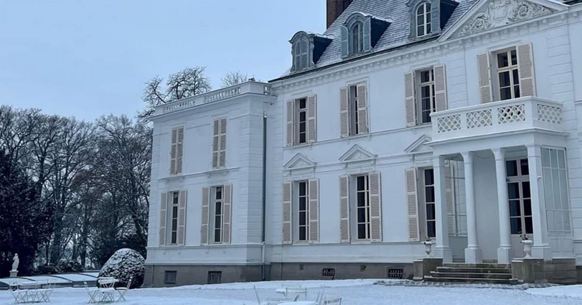 , Cach&eacute; dans les Yvelines, ce ch&acirc;teau truff&eacute; d&rsquo;histoire est devenu un lieu de r&eacute;ception unique