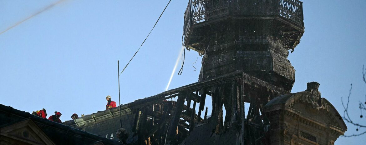 , En images : l&rsquo;impressionnant incendie de la mairie du 12e &agrave; Paris, son campanile d&eacute;truit