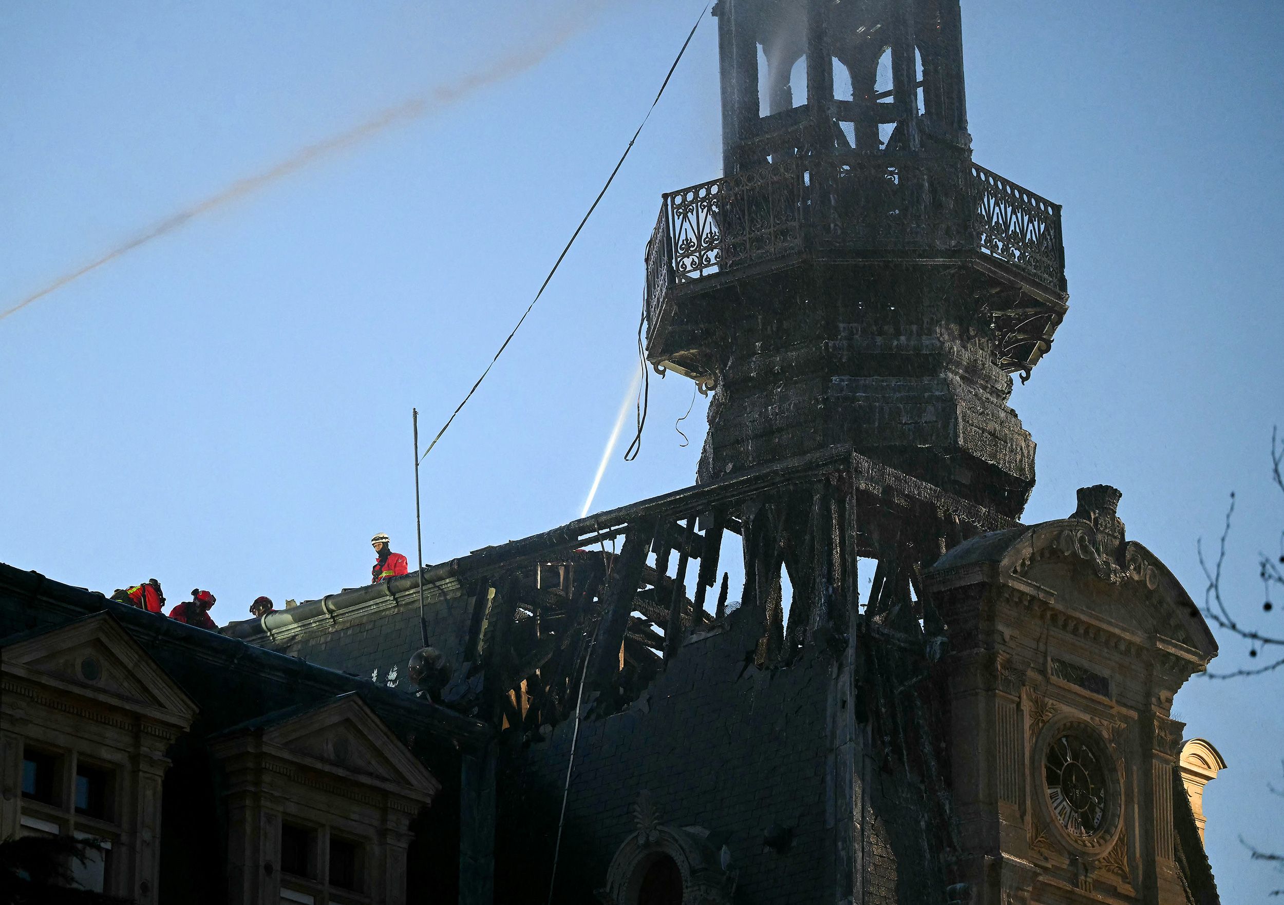 , En images : l&rsquo;impressionnant incendie de la mairie du 12e &agrave; Paris, son campanile d&eacute;truit