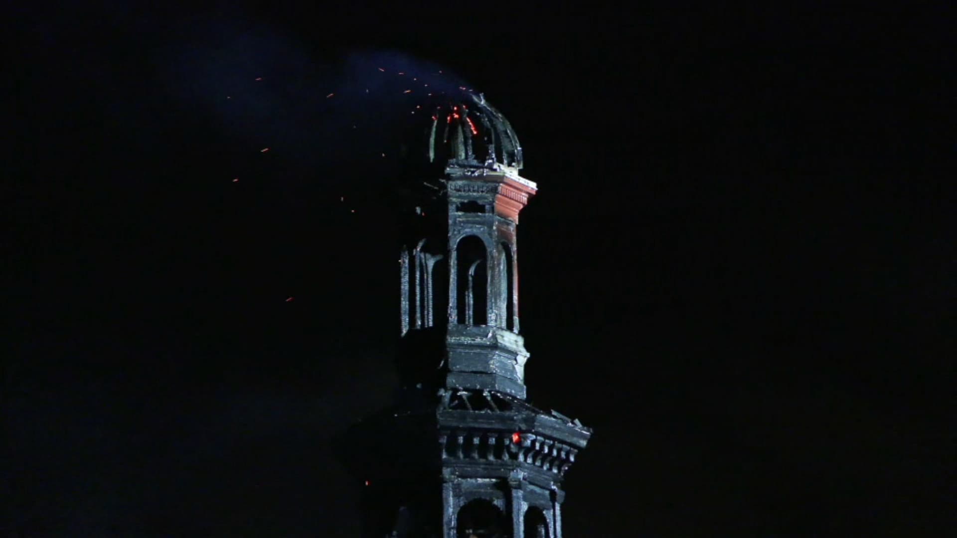 La fl&egrave;che de la mairie du 12e arrondissement, noircie par l'incendie qui l'a touch&eacute;e lundi 27 janvier 2025.