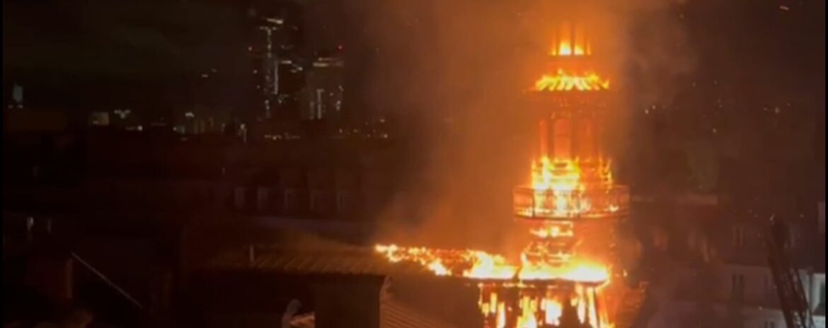 , Paris: les images du violent incendie qui a touch&eacute; la toiture de la mairie du 12e arrondissement