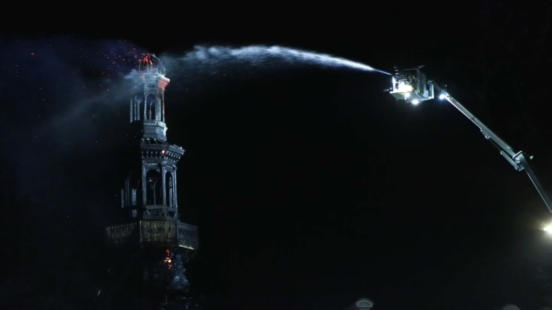 La fl&egrave;che de la mairie du 12e arrondissement de Paris, noircie par les flammes dans un incendie lundi 27 janvier 2025.