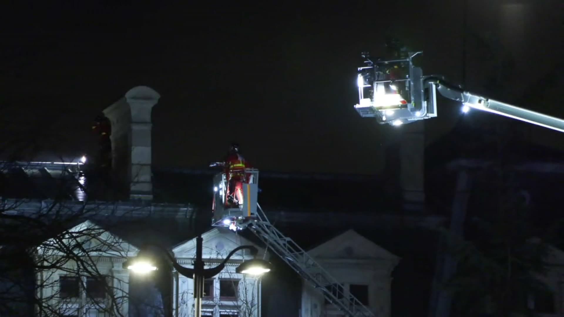 Des pompiers intervenant sur le toit de la mairie du 12e arrondissement de Paris, touch&eacute;e par un incendie lundi 27 janvier 2025.