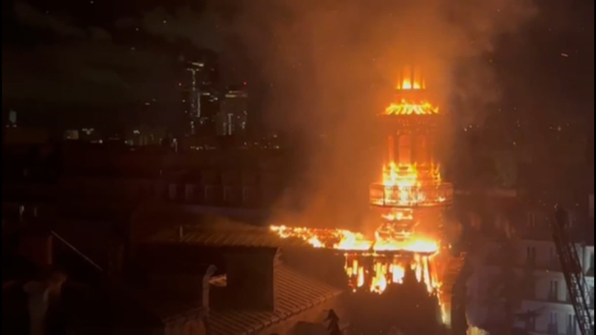 La fl&egrave;che de la mairie du 12e arrondissement, touch&eacute;e par les flammes lundi 27 janvier 2025.