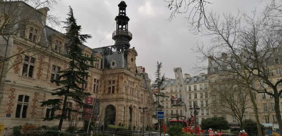 , « Un drame pour le quartier » : les habitants du 12e arrondissement de Paris pleurent leur mairie incendiée