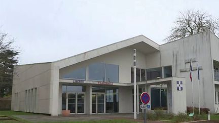 Dans le Val-d'Oise, la commune de Baillet-en-France doit accueillir 100 mineurs isolés à la fin du mois de janvier. La mairie affirme ne pas avoir été consultée par le département qui a pris cette décision.