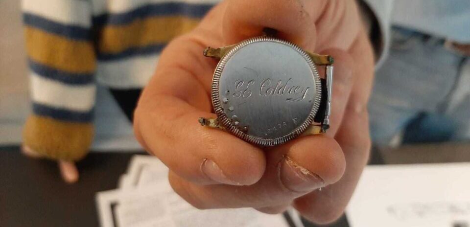 , Yvelines : deux passionn&eacute;s enqu&ecirc;tent sur la montre &laquo; myst&eacute;rieuse &raquo; d&rsquo;un pilote de la Seconde Guerre mondiale