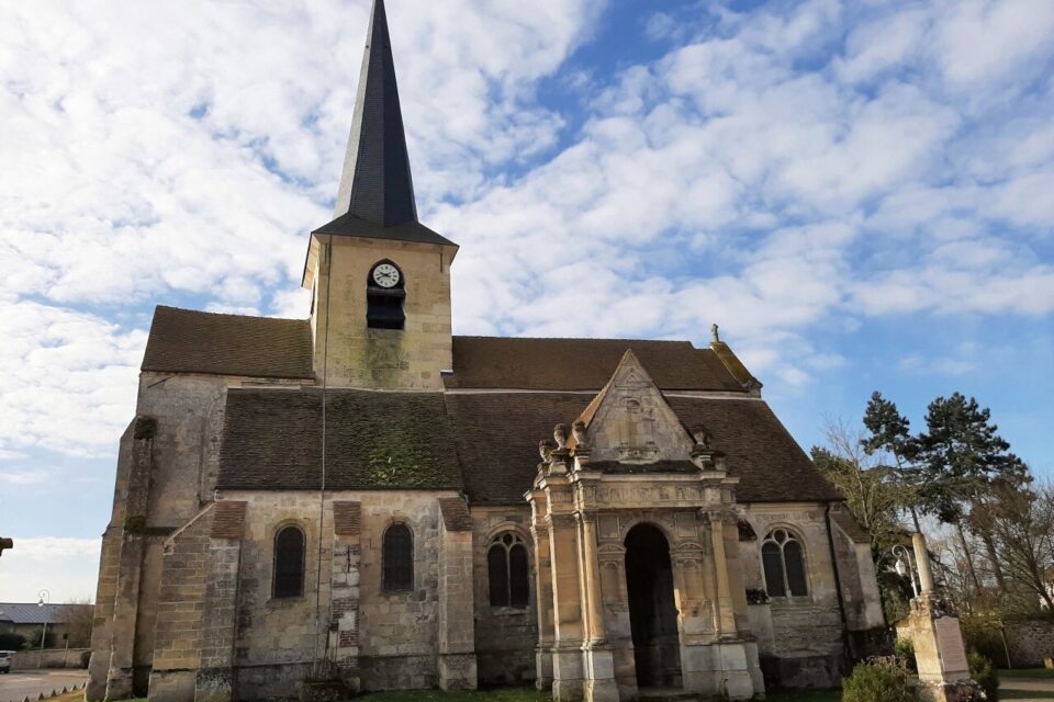 L'église Siant-Fiacre de Livilliers où dix-sept membres de la famille Delacour ont été inhumés jusqu'en 1750.