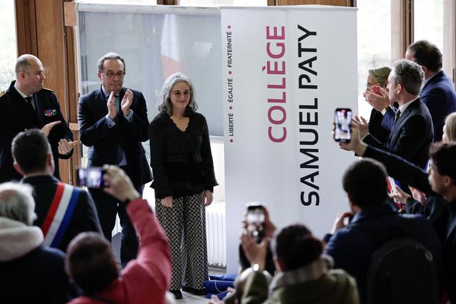 Le président du conseil départemental des Yvelines, Pierre Bédier (2ᵉ à gauche), avec Gaëlle Paty, la sœur de Samuel Paty, pendant la cérémonie de changement de nom du collège du Bois d’Aulne en collège Samuel-Paty. A Conflans-Sainte-Honorine, le 14 mars 2025.