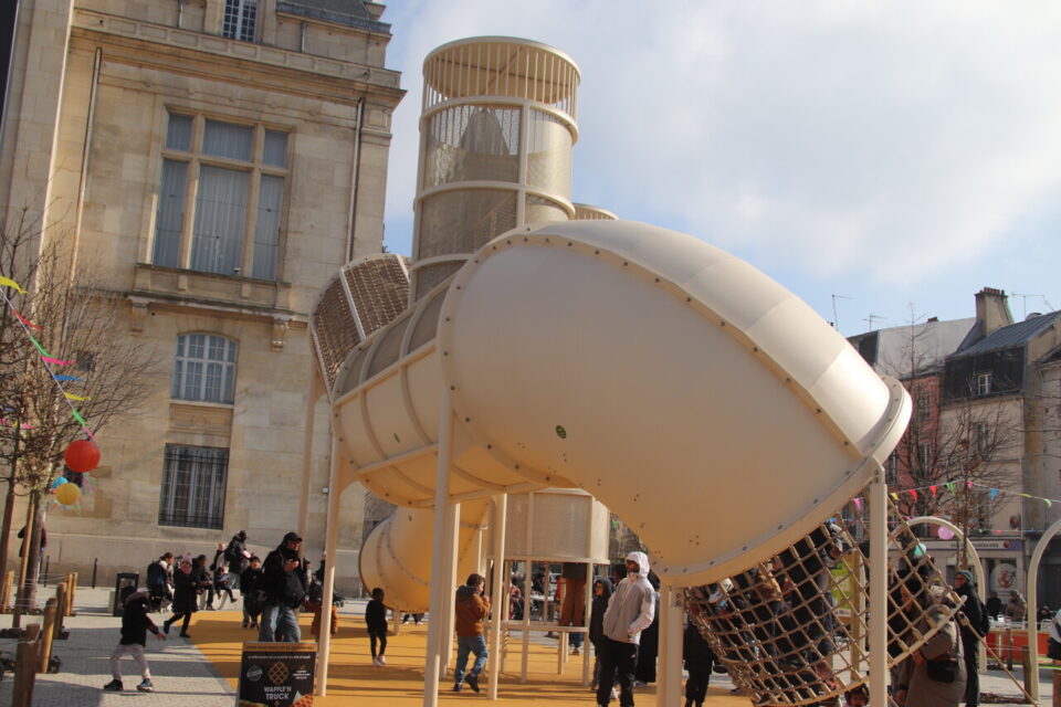 Une aire de jeux a &eacute;t&eacute; install&eacute;e pr&egrave;s de l'H&ocirc;tel de Ville. Une mani&egrave;re d'inciter les familles &agrave; se r&eacute;approprier l'espace public. 