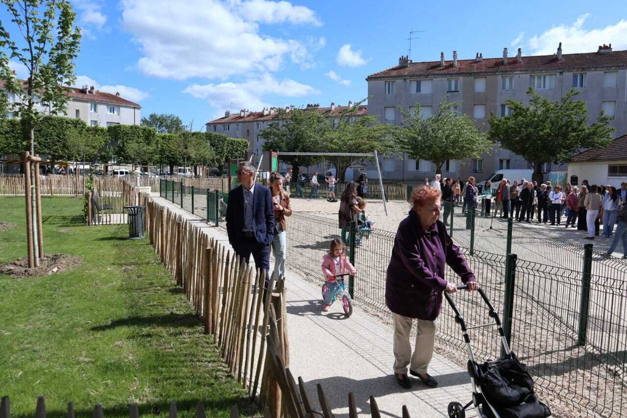 , Dans cette ville du Val-d&rsquo;Oise on transforme une place goudronn&eacute;e en jardin public