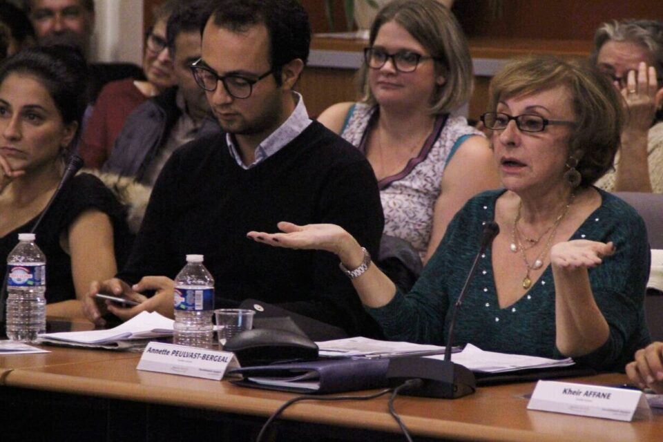 Fin de gr&egrave;ve victorieuse pour les agents communaux L'opposition (ici Amitis Messdaghi, Sa&iuml;d Benmouffok et Annette Peulvast) refuse que la &laquo;&nbsp;protection fonctionnelle&nbsp;&raquo; demand&eacute;e par quatre cadres de la mairie soit mise au vote. - IMG_2697