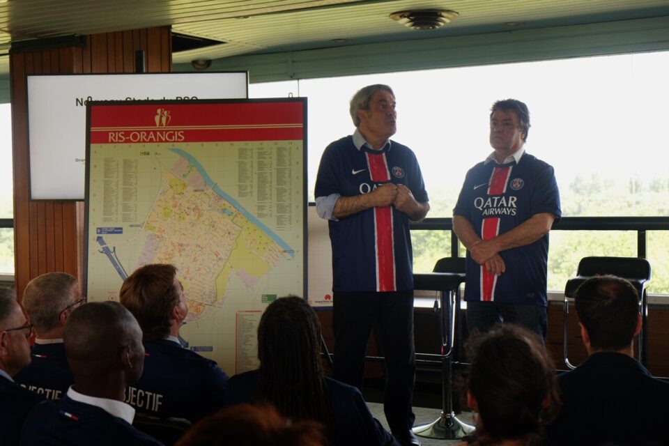 Le maire de Ris-Orangis St&eacute;phane Raffalli pr&eacute;sente le projet d'accueil du nouveau stade du PSG devant les &eacute;lus et la presse.