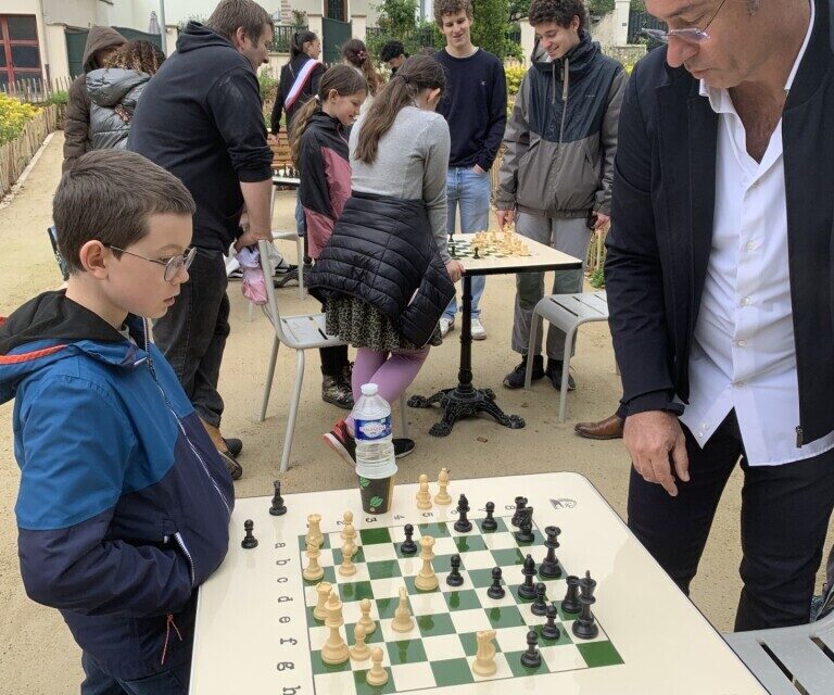 Pour les fans de roque et de mat. Des tables d'&eacute;checs derri&egrave;re le march&eacute;.
