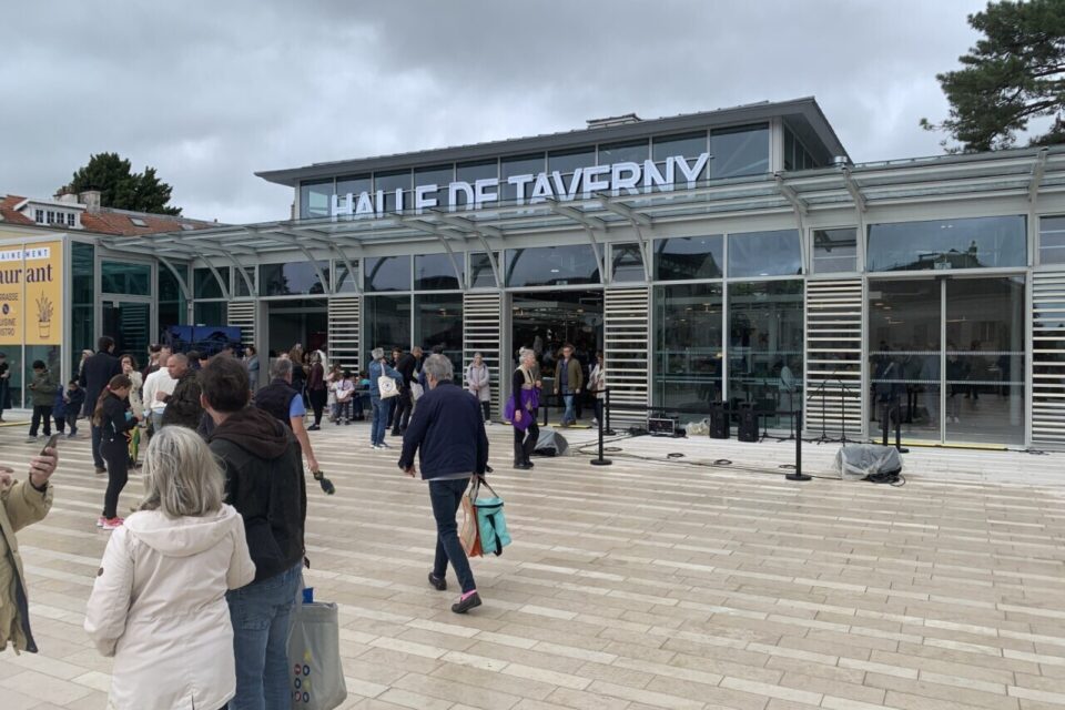 La halle depuis la place pi&eacute;tonne.