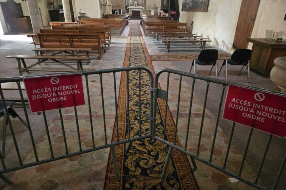 L'acc&egrave;s &agrave; l'int&eacute;rieur de l'&eacute;glise de M&eacute;zi&egrave;res-sur-Seine (Yvelines) est interdit.