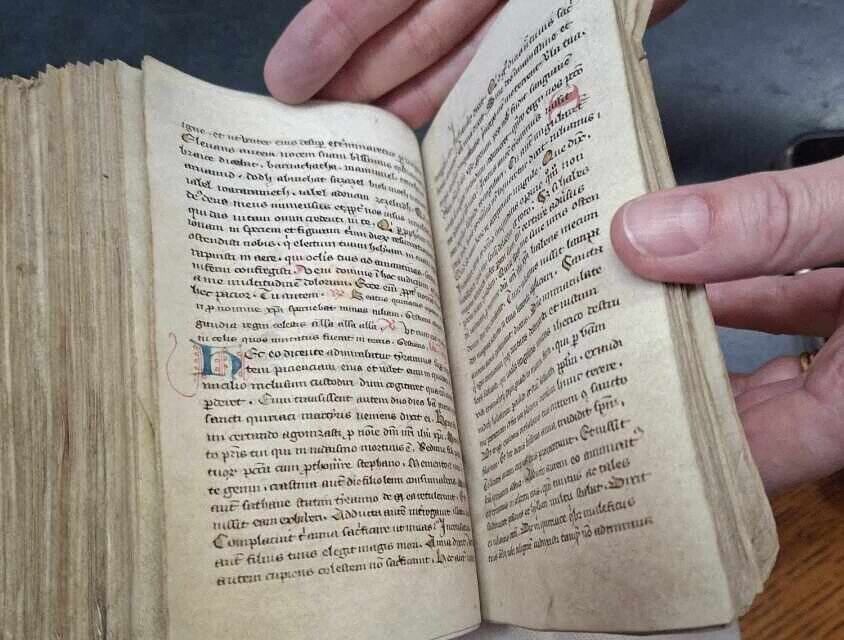 Les chercheurs ont pu consulter, comme ici, des manuscrits du 14&egrave; si&egrave;cle.