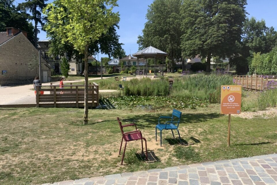 Un &eacute;tang etdes espaces verts &agrave; la place de l'ancien parking.