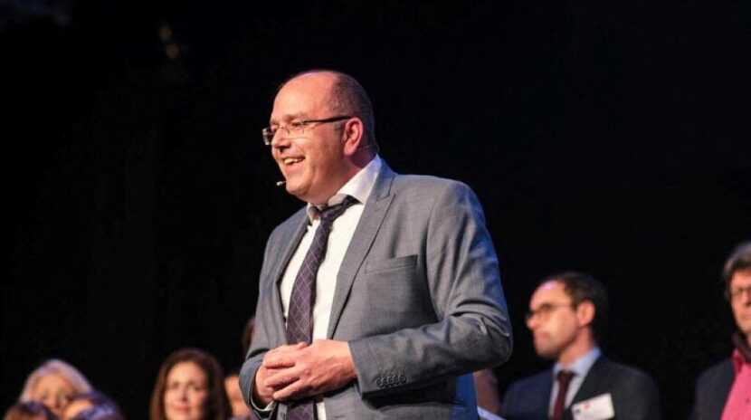 , « Fatigué », ce maire de l’Essonne annonce sa démission : « il est temps pour moi de passer le relais »