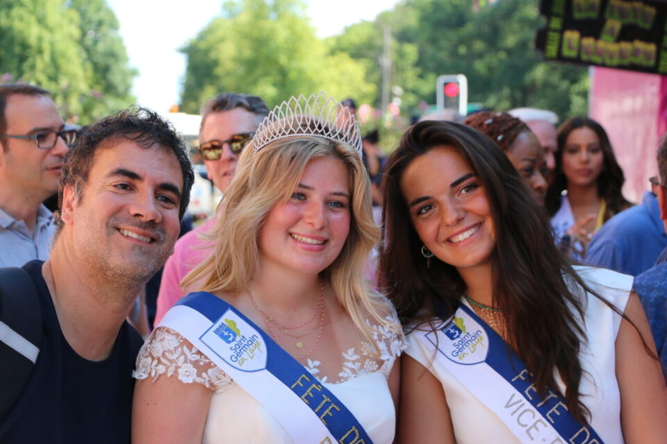 Au moment du traditionnel coup&eacute; de ruban, l'animateur Awel Goude pose aux c&ocirc;t&eacute;s de la Reine de la F&ecirc;te des Loges 2024 et de sa vice-reine