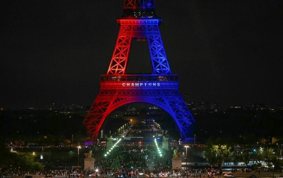 La Tour Eiffel illumin&eacute;e aux couleurs du PSG, le soir de la finale du PSG face &agrave; l'Inter Milan, le 31 mai 2025