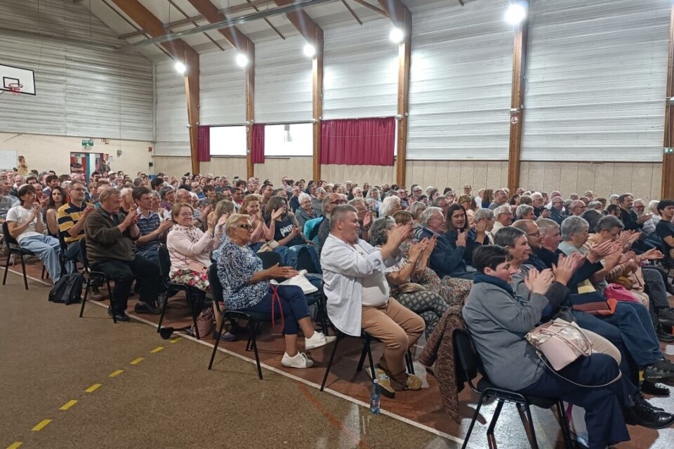 Pr&egrave;s de 300 personnes &eacute;taient pr&eacute;sentes &agrave; la salle Jean-Sarment pour assister &agrave; l'enregistrement du Jeu des 1000 &euro;.