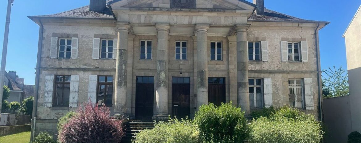 , L&rsquo;histoire cach&eacute;e de la mairie de Bourganeuf : de la commanderie m&eacute;di&eacute;vale &agrave; l&rsquo;h&ocirc;tel de ville